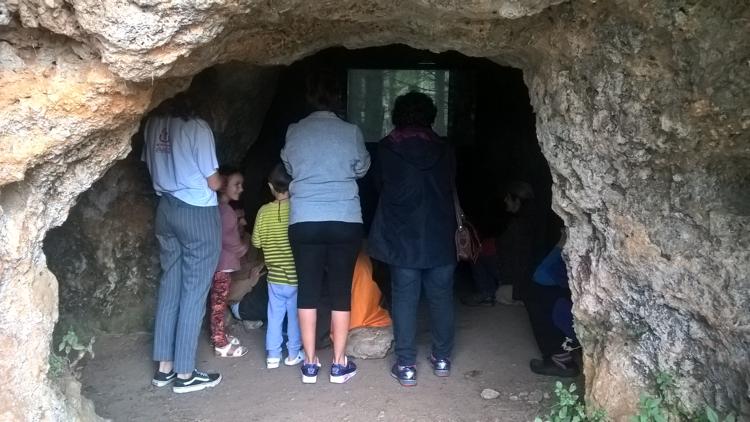 Intervention by Fatema Abdoolcarim - Screening at the cave of Santa Lucia, of her film 'The light that doesn't reach' / Bringing back people to the caves . ) / Photography: Tyler Lewis Intervention by Fatema Abdoolcarim - Screening at the cave of Santa Lucia, of her film 'The light that doesn't reach' / Bringing back people to the caves . ) / Photography: Tyler Lewis